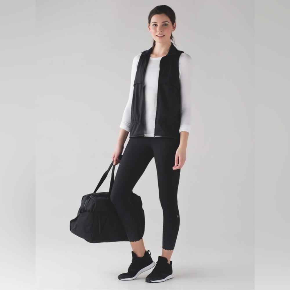 P06. Lululemon Tight Stuff Tight II *25"
Size 4
Black